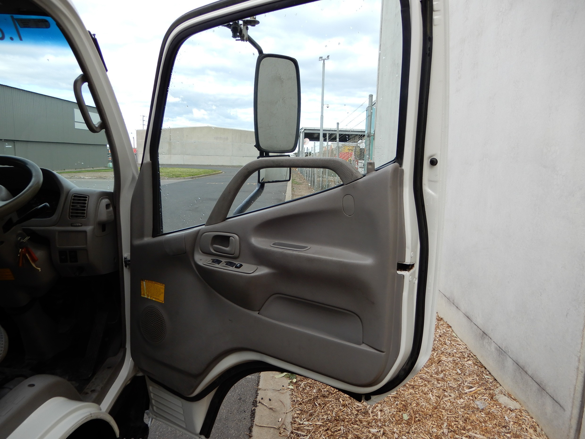 2005 HINO DUTRO TRUCK PANTECH