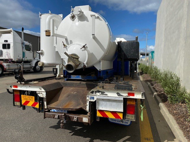 2007 ISUZU FRR500 VACUUM TANKER