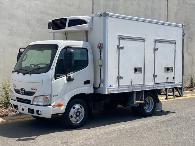 2014 HINO 616 - 300 SERIES TRUCK REFRIGERATED
