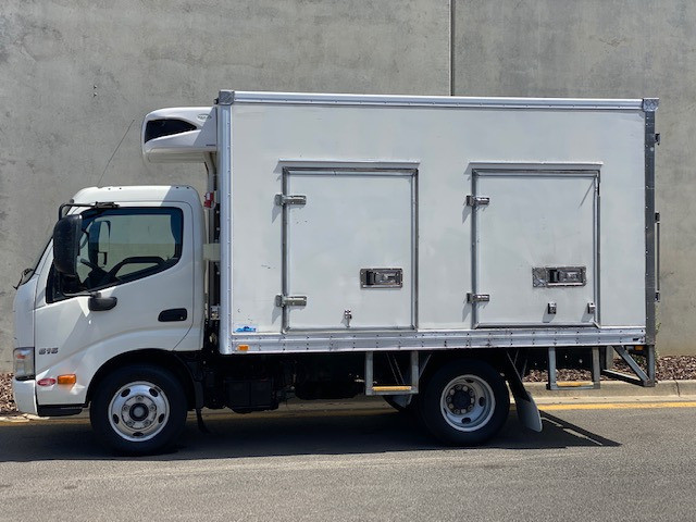 2014 HINO 616 - 300 SERIES TRUCK REFRIGERATED