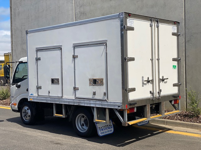 2014 HINO 616 - 300 SERIES TRUCK REFRIGERATED