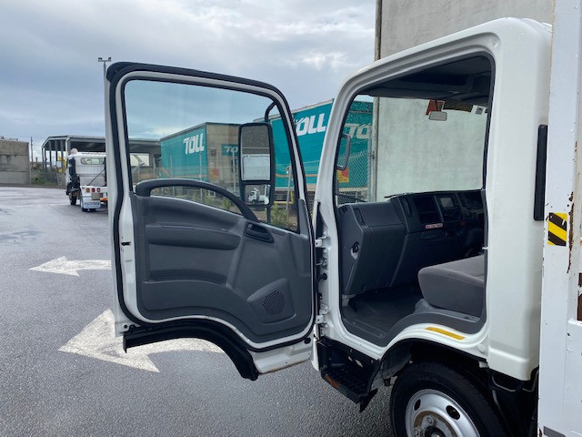 2012 ISUZU NLR200 TRAY TRUCK