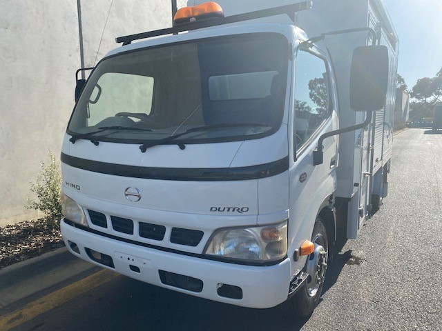 2005 HINO DUTRO PANTECH