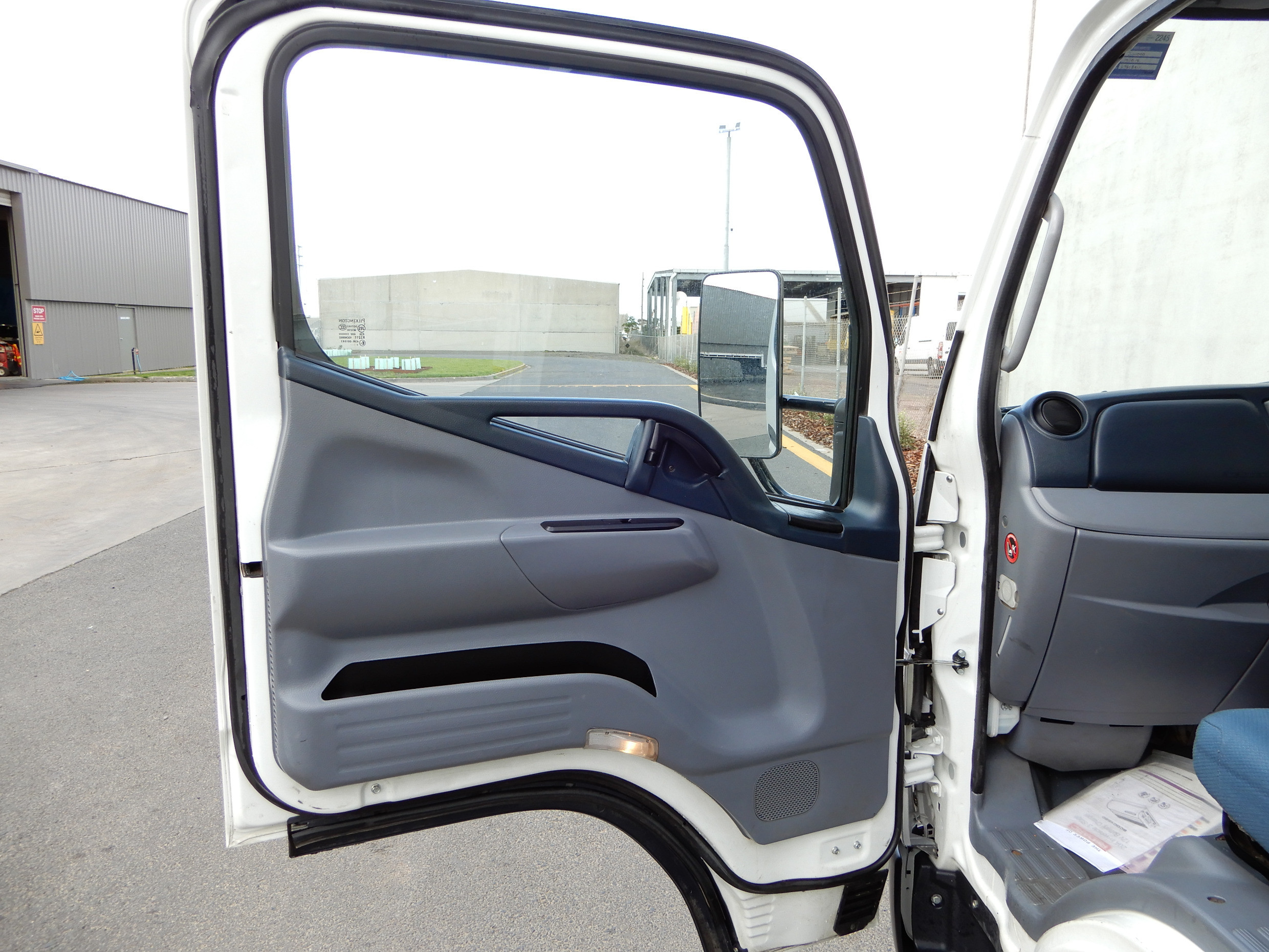 2016 FUSO CANTER 515 AUTOMATIC TRAY TRUCK