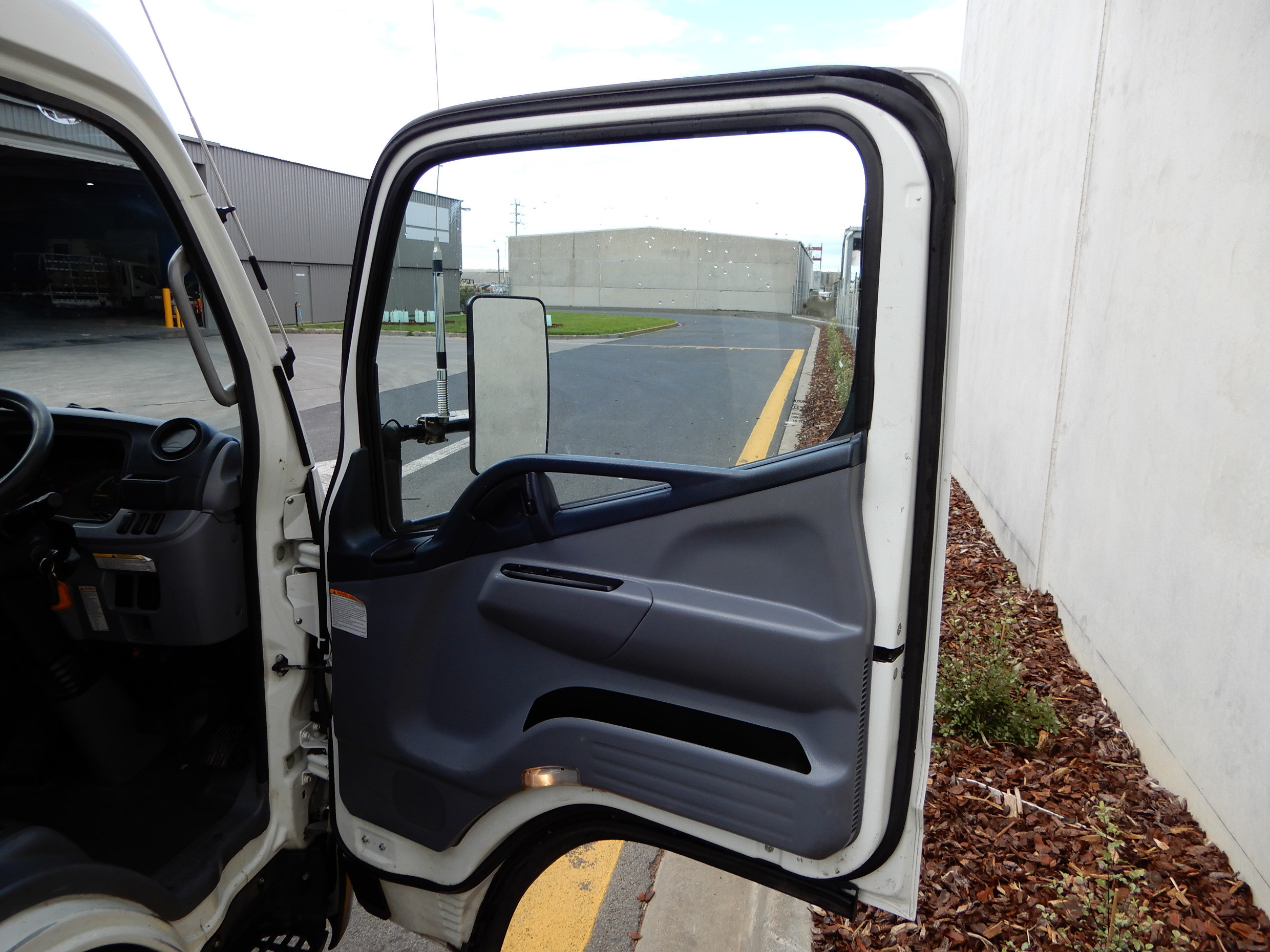 2016 FUSO CANTER 515 AUTOMATIC TRAY TRUCK