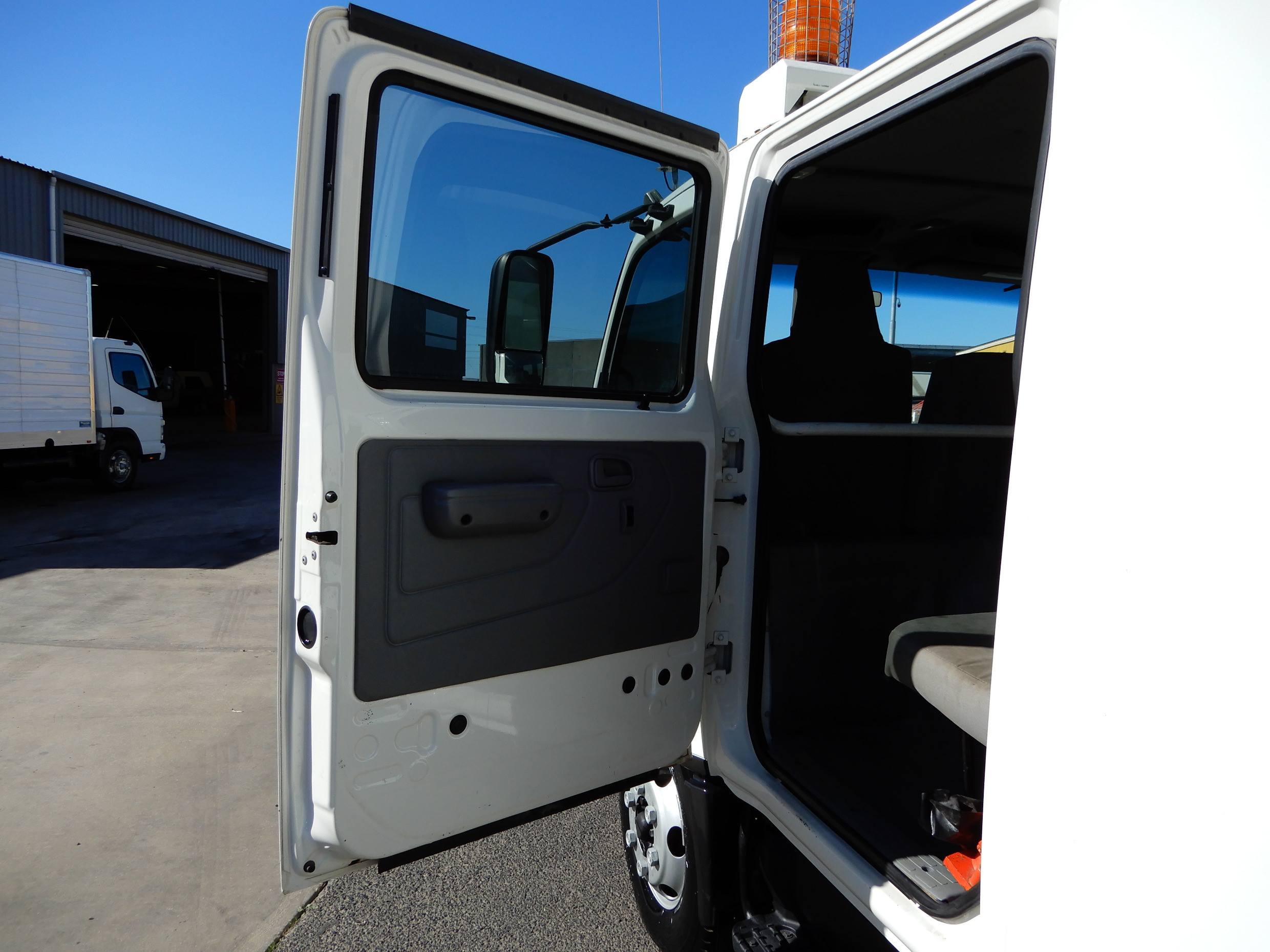 2012 HINO 717 - 300 SERIES MANUAL TRAY