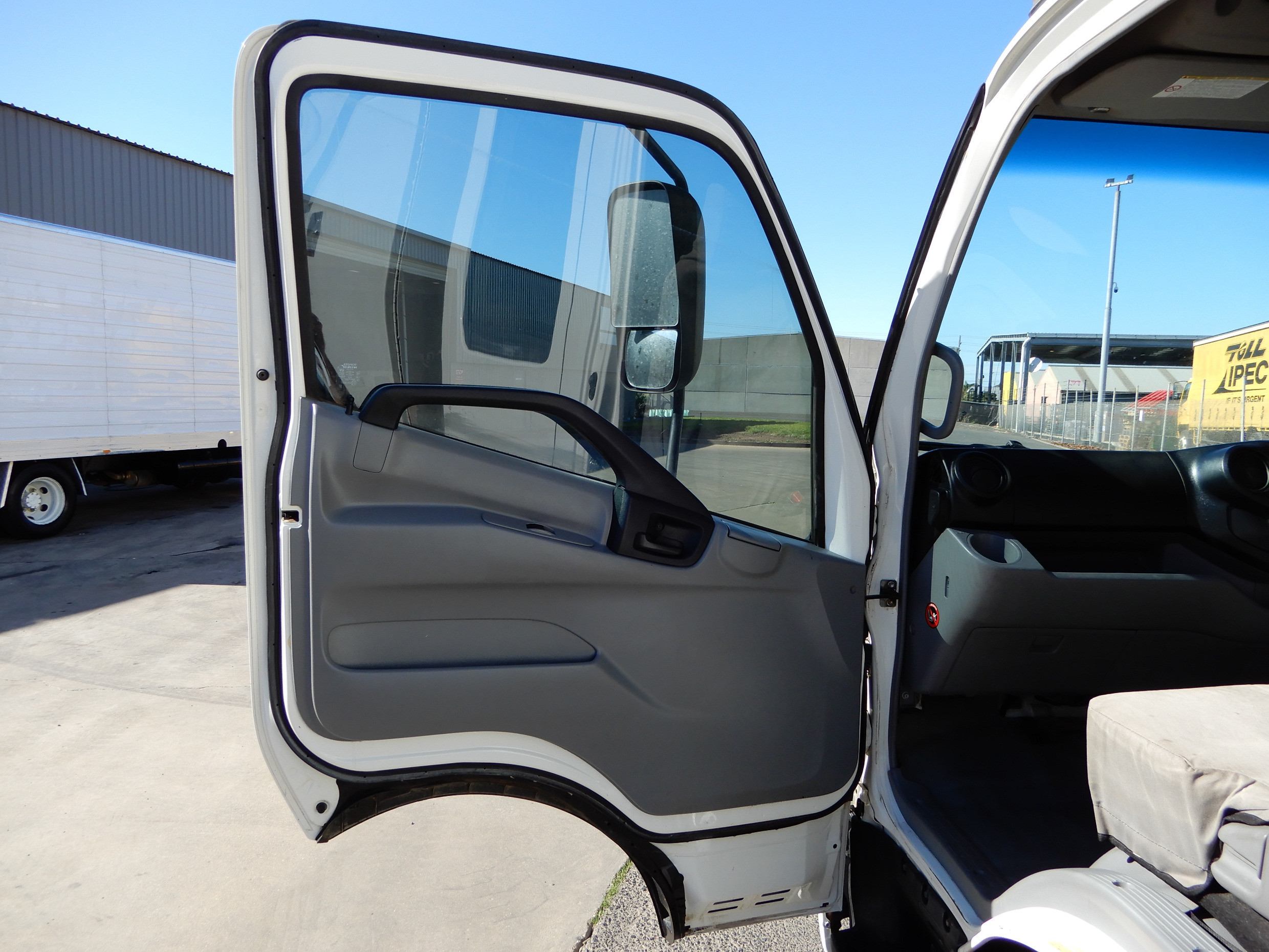 2012 HINO 717 - 300 SERIES MANUAL TRAY