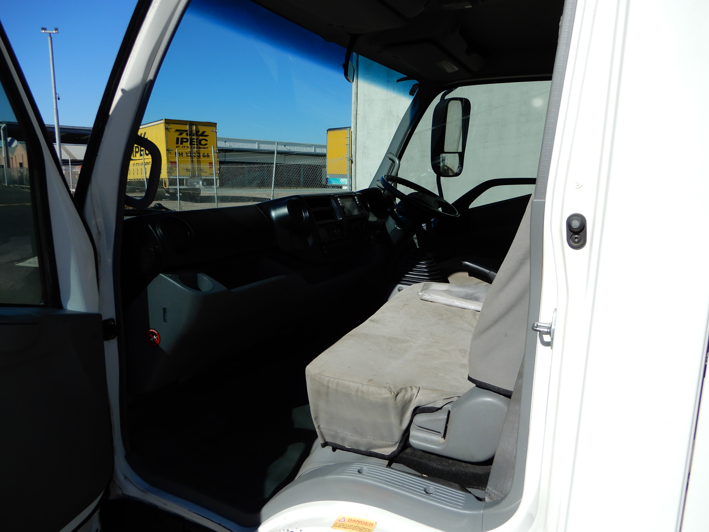 2012 HINO 717 - 300 SERIES MANUAL TRAY