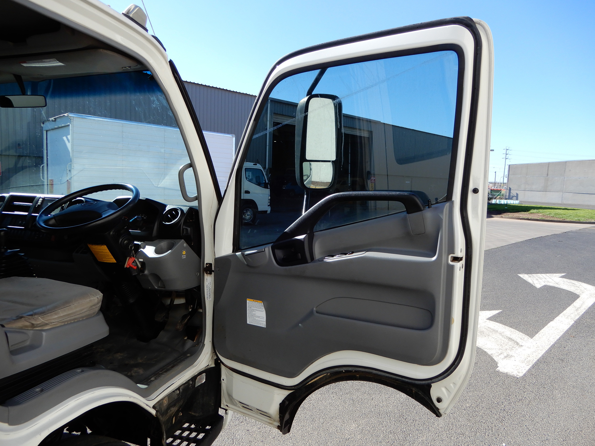 2012 HINO 717 - 300 SERIES MANUAL TRAY