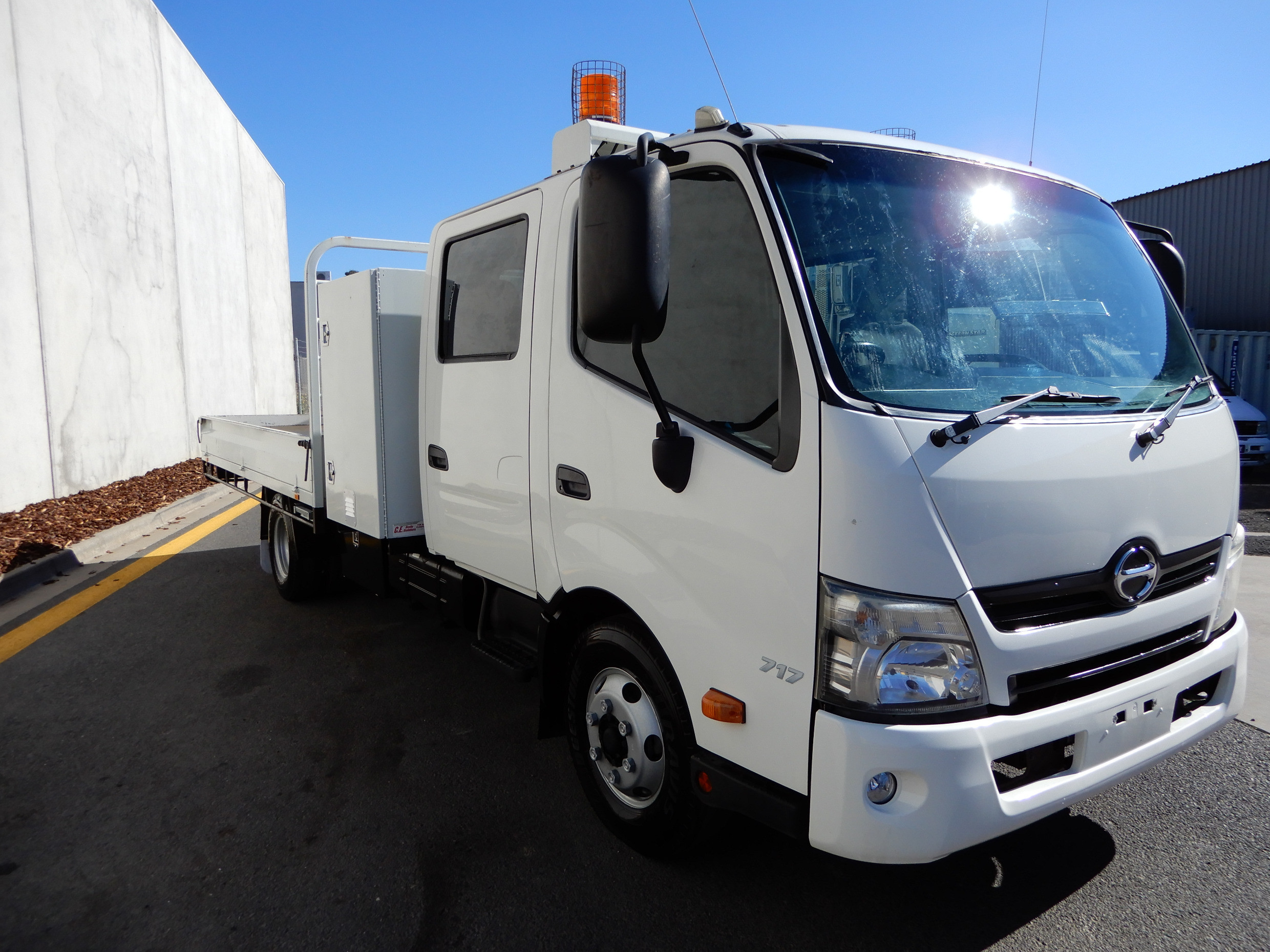 2012 HINO 717 - 300 SERIES MANUAL TRAY