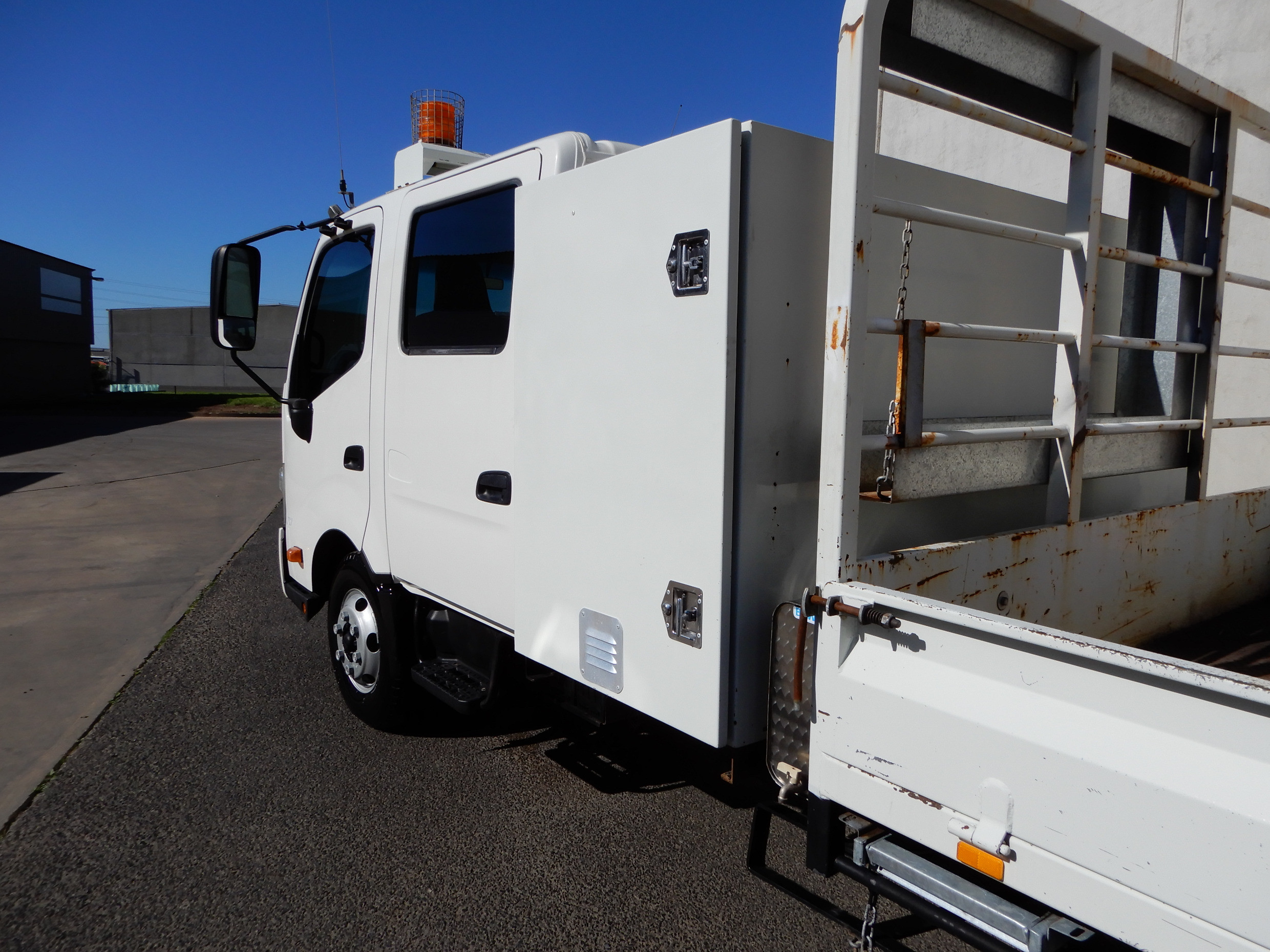 2012 HINO 717 - 300 SERIES MANUAL TRAY