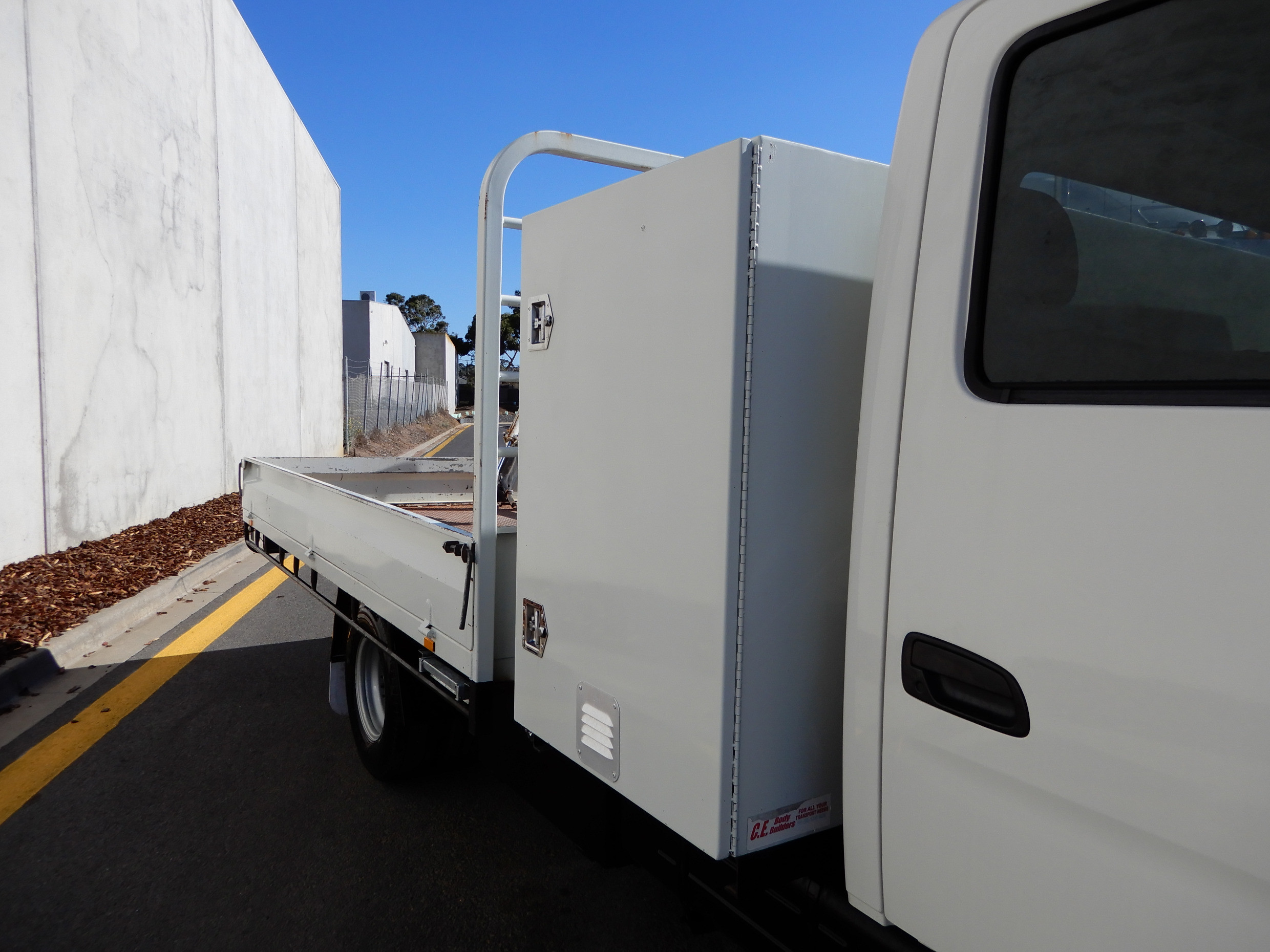 2012 HINO 717 - 300 SERIES MANUAL TRAY