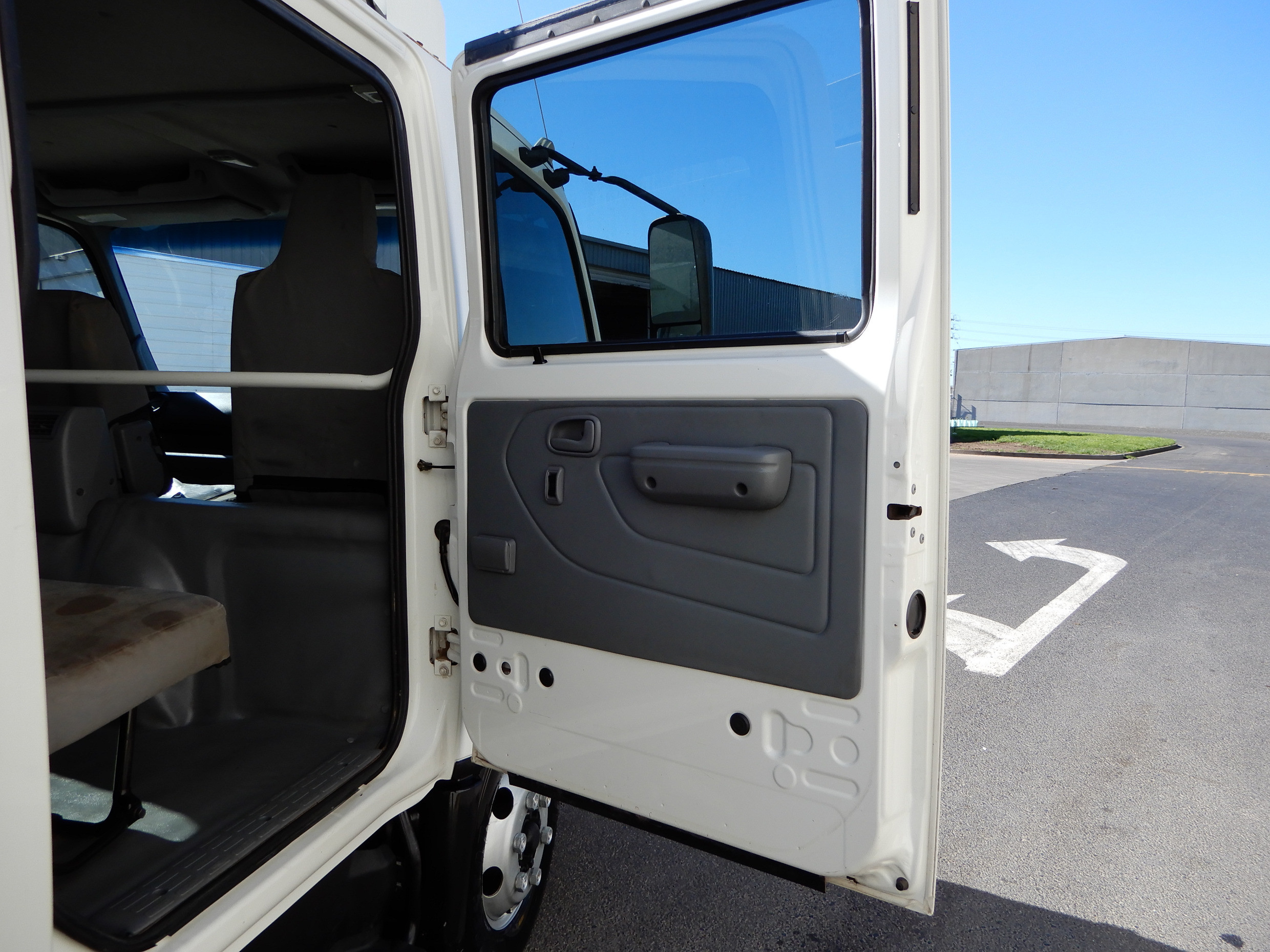 2012 HINO 717 - 300 SERIES MANUAL TRAY