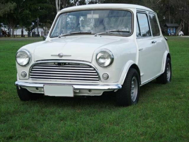 1967 MORRIS MINI DELUXE 4-SPEED MANUAL SEDAN