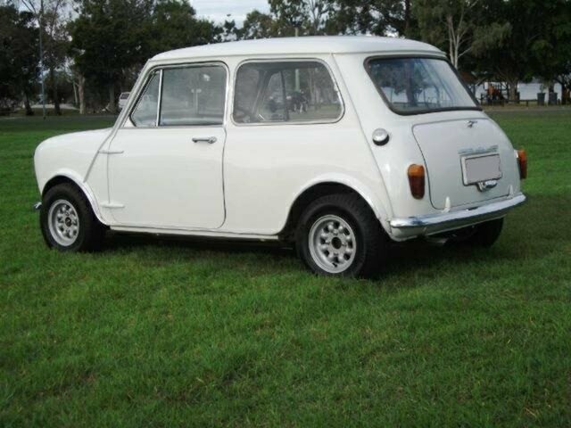 1967 MORRIS MINI DELUXE 4-SPEED MANUAL SEDAN
