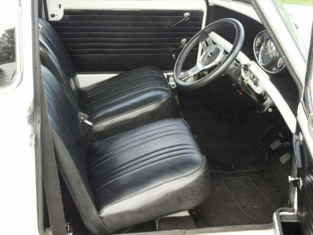 1967 MORRIS MINI DELUXE 4-SPEED MANUAL SEDAN