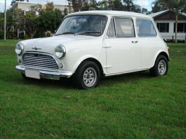 1967 MORRIS MINI DELUXE 4-SPEED MANUAL SEDAN
