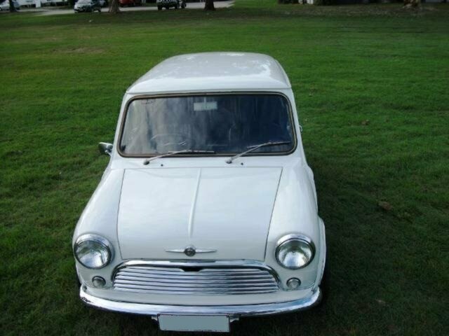 1967 MORRIS MINI DELUXE 4-SPEED MANUAL SEDAN