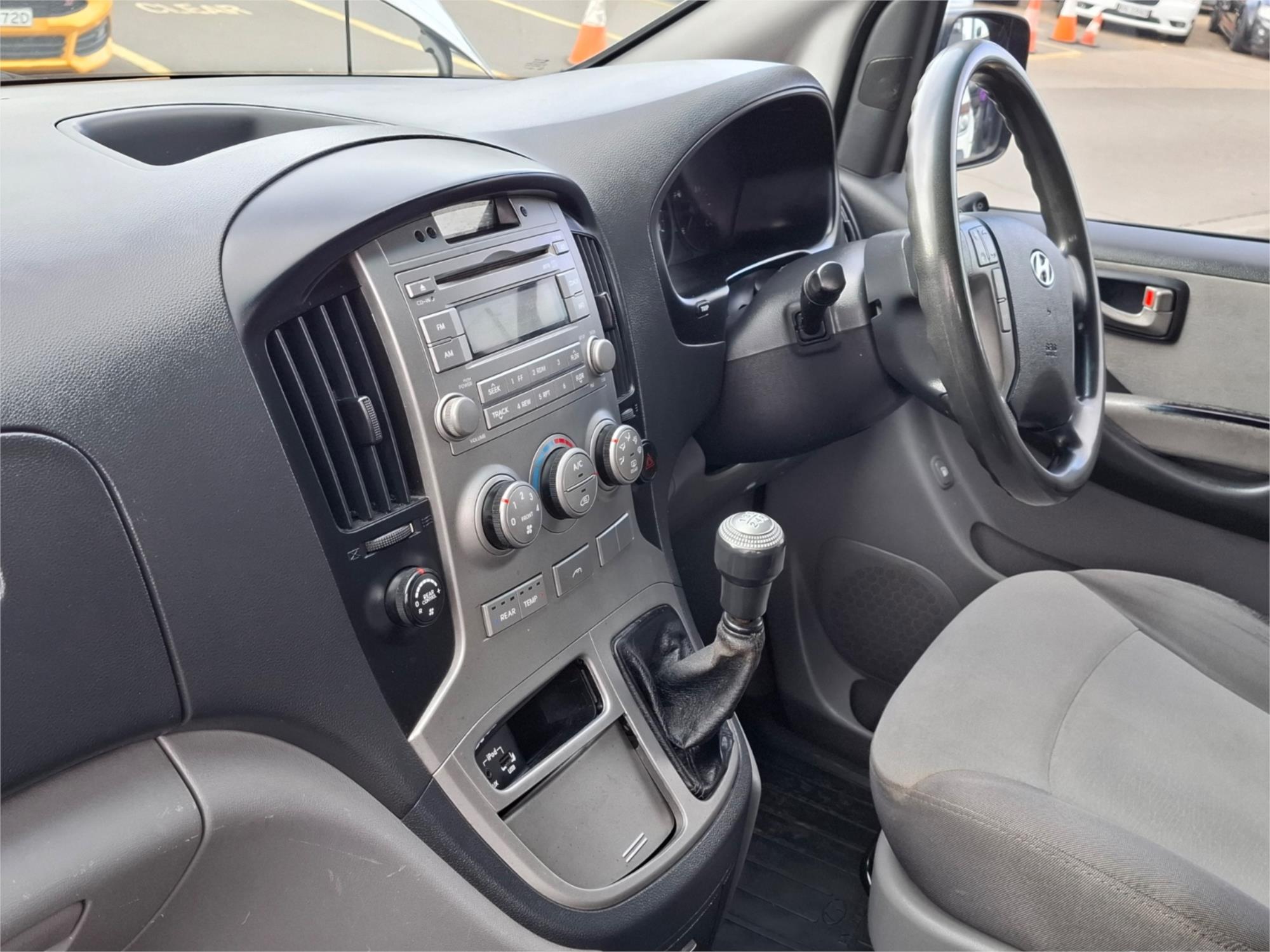 2010 HYUNDAI IMAX TQ-W MANUAL WAGON