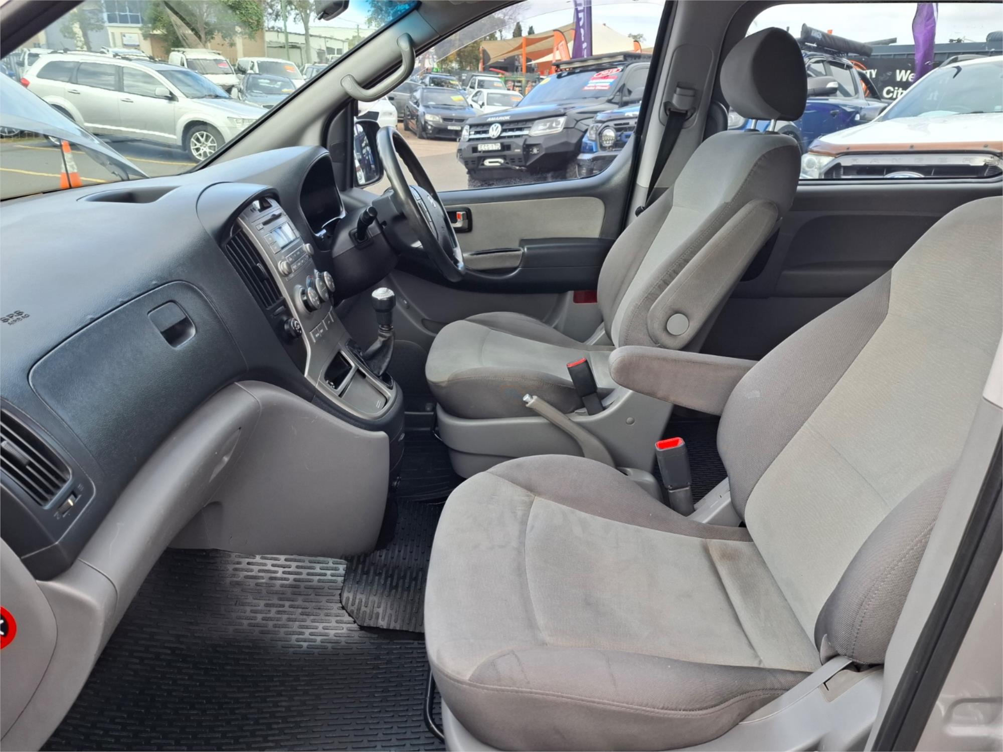 2010 HYUNDAI IMAX TQ-W MANUAL WAGON
