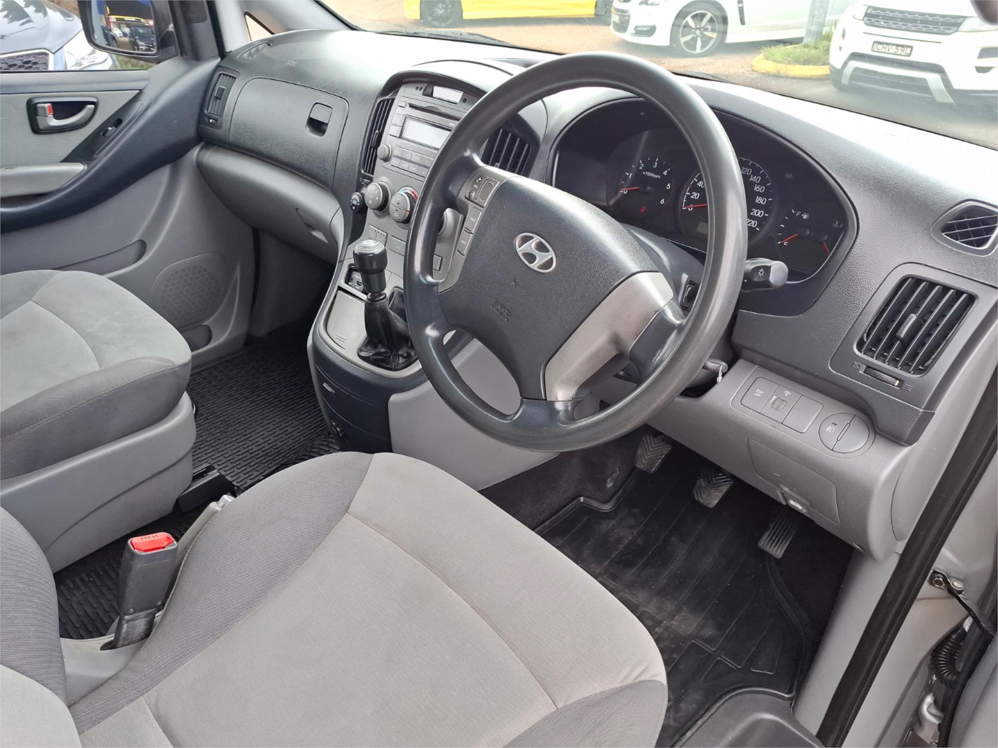 2010 HYUNDAI IMAX TQ-W MANUAL WAGON