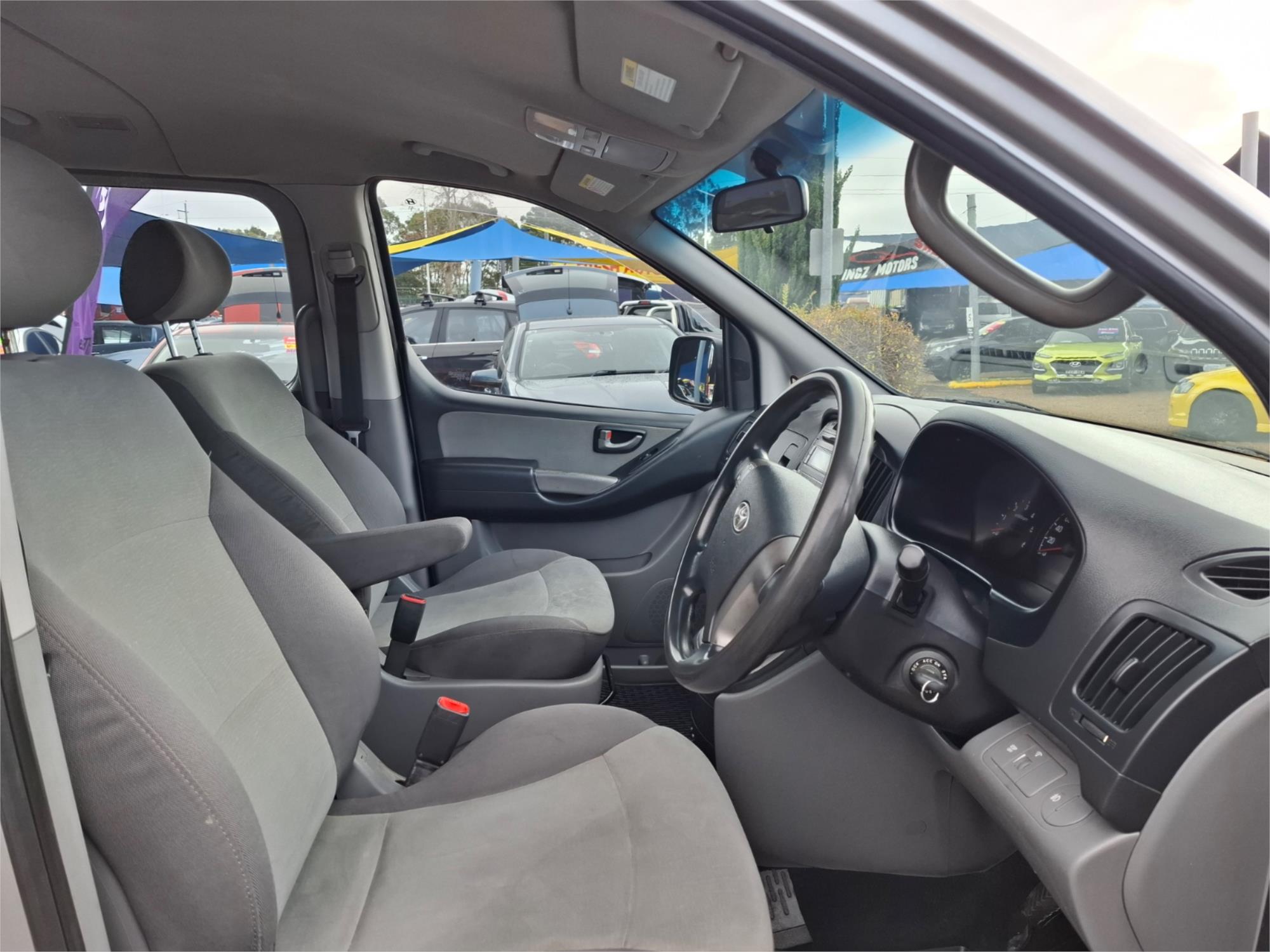 2010 HYUNDAI IMAX TQ-W MANUAL WAGON
