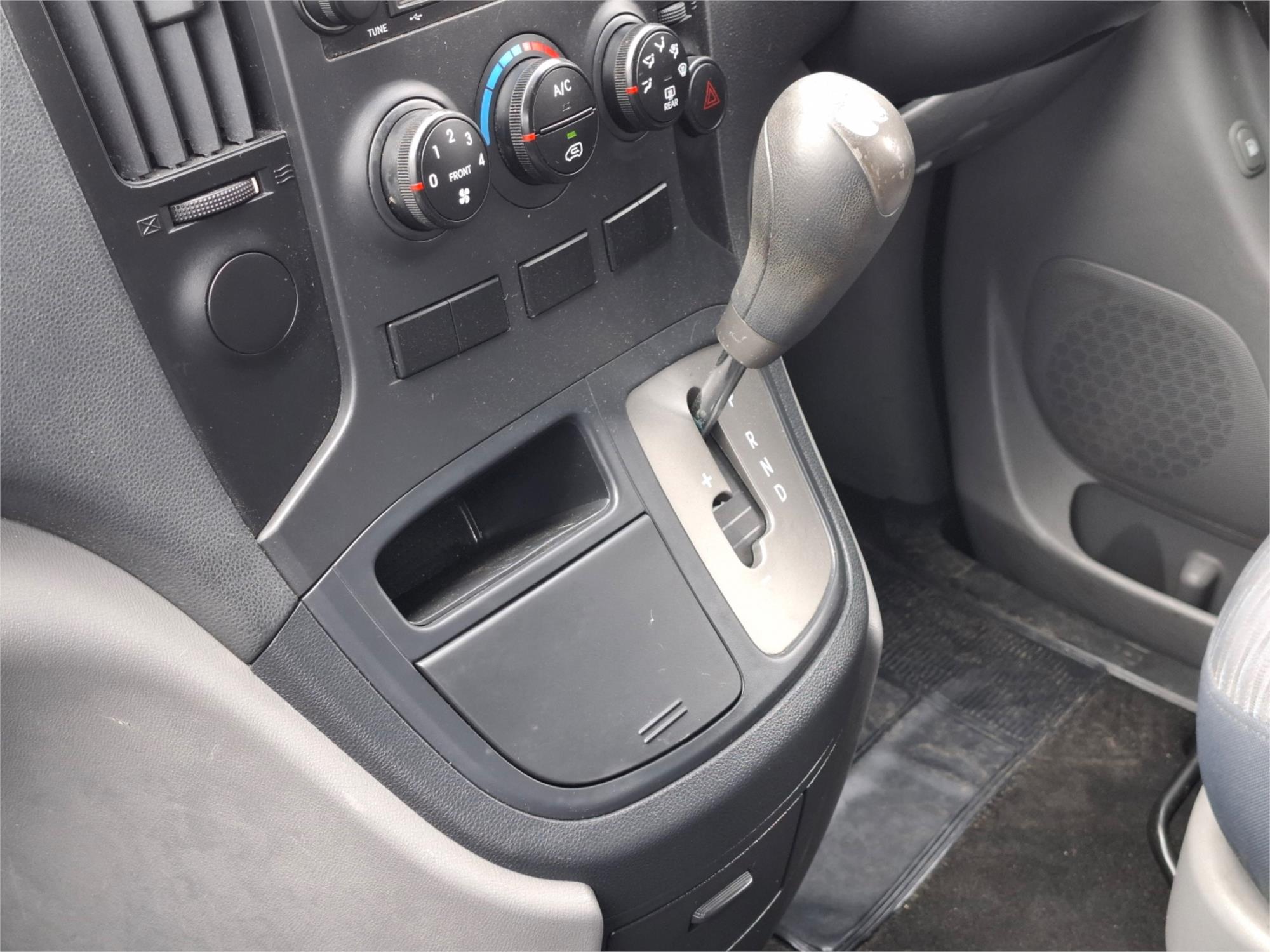 2010 HYUNDAI ILOAD TQ-V VAN