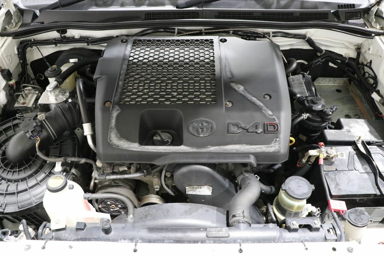 2011 TOYOTA HILUX KUN26R MY12 5 SP MANUAL 4D DUAL CAB CHASSIS