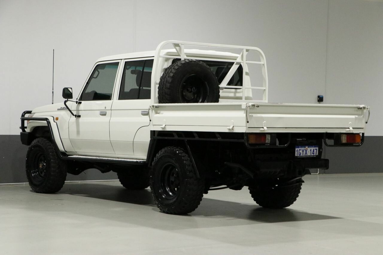 2012 TOYOTA LANDCRUISER VDJ79R MY12 UPDATE 5 SP MANUAL 4D DOUBLE CAB CHASSIS