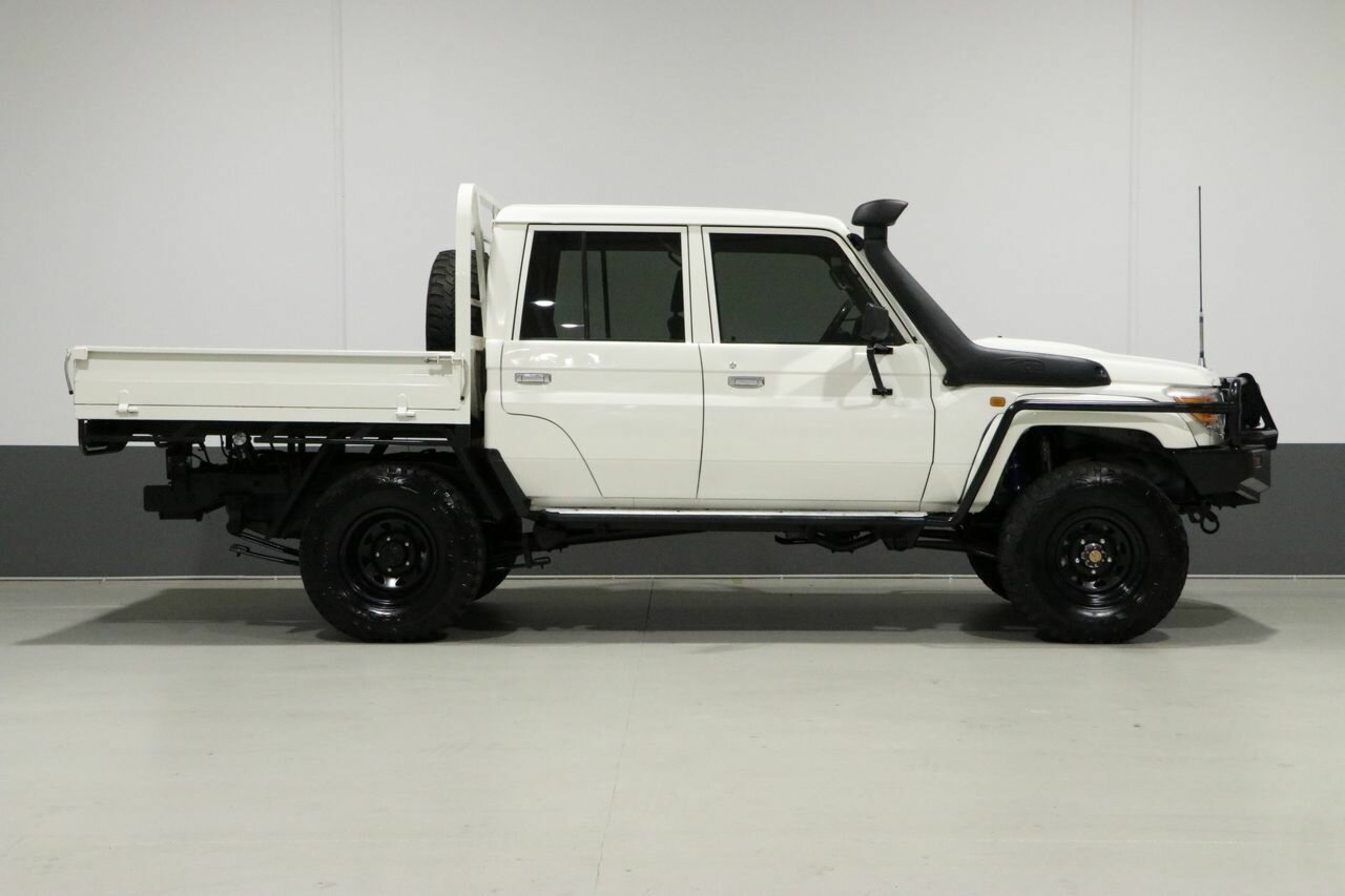 2012 TOYOTA LANDCRUISER VDJ79R MY12 UPDATE 5 SP MANUAL 4D DOUBLE CAB CHASSIS