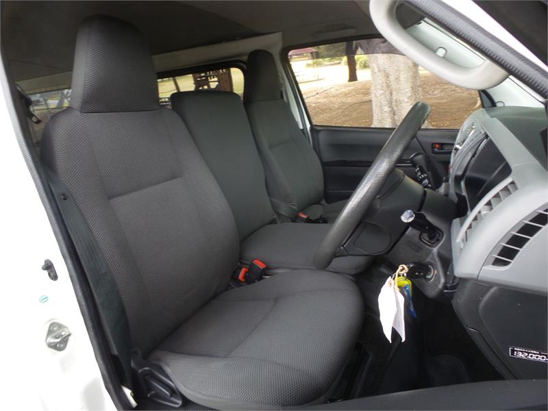 2013 TOYOTA HIACE 4WD TURBO DEISEL AUTIMATIC WINDOW VAN