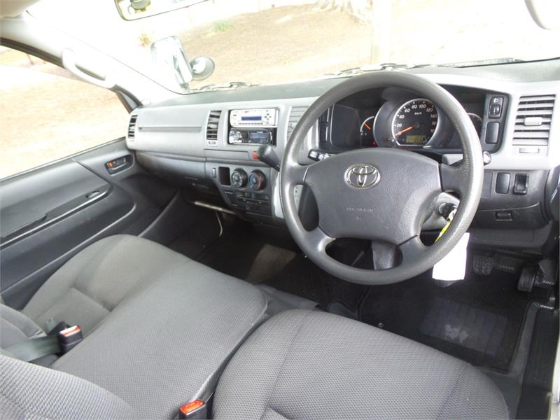 2013 TOYOTA HIACE 4WD TURBO DEISEL AUTIMATIC WINDOW VAN