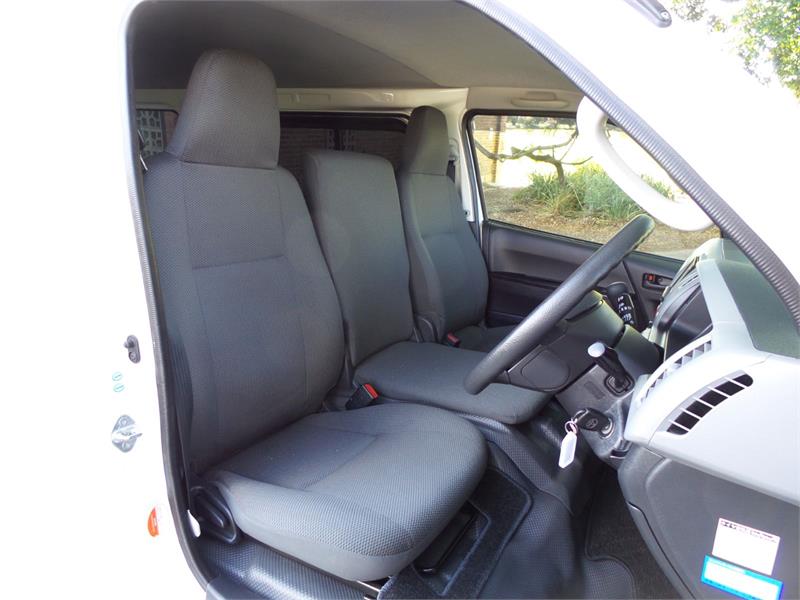 2013 TOYOTA HIACE KDH206 AUTOMATIC WINDOW VAN
