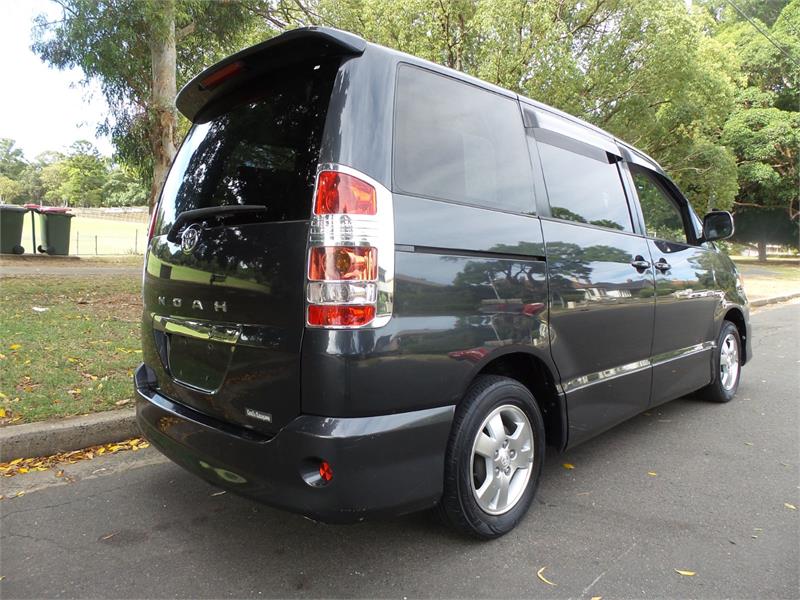 2003 TOYOTA NOAH AZR60 AUTOMATIC VAN