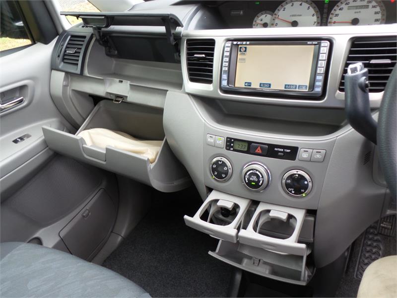 2003 TOYOTA NOAH AZR60 AUTOMATIC VAN