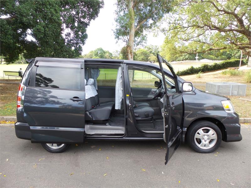 2003 TOYOTA NOAH AZR60 AUTOMATIC VAN