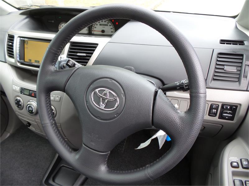 2003 TOYOTA NOAH AZR60 AUTOMATIC VAN