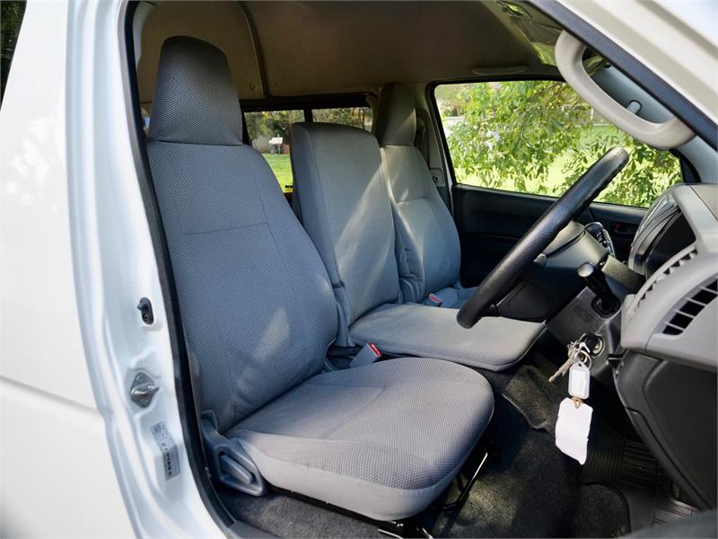2006 TOYOTA HIACE H/R 2WD 6 SEATS AUTOMATIC VAN