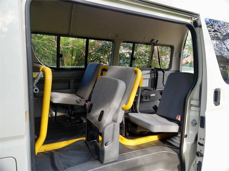 2006 TOYOTA HIACE H/R 2WD 6 SEATS AUTOMATIC VAN