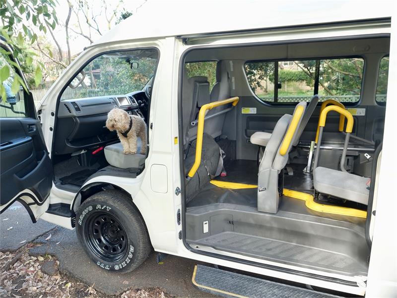 2006 TOYOTA HIACE H/R 2WD 6 SEATS AUTOMATIC VAN