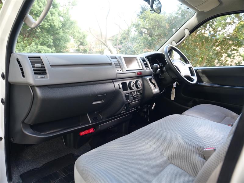 2006 TOYOTA HIACE H/R 2WD 6 SEATS AUTOMATIC VAN