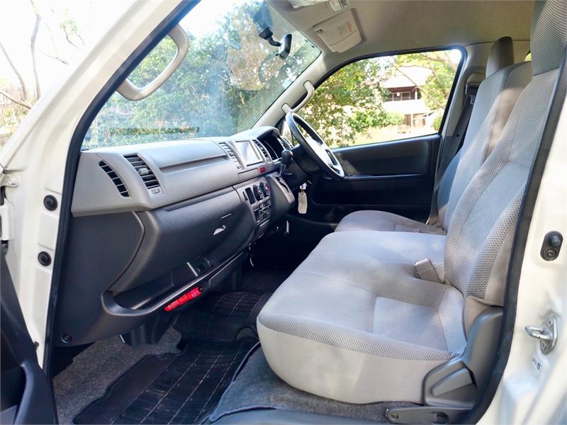 2006 TOYOTA HIACE H/R 2WD 6 SEATS AUTOMATIC VAN