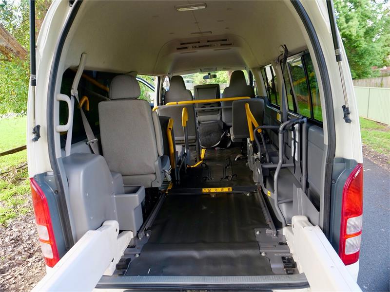 2006 TOYOTA HIACE H/R 2WD 6 SEATS AUTOMATIC VAN
