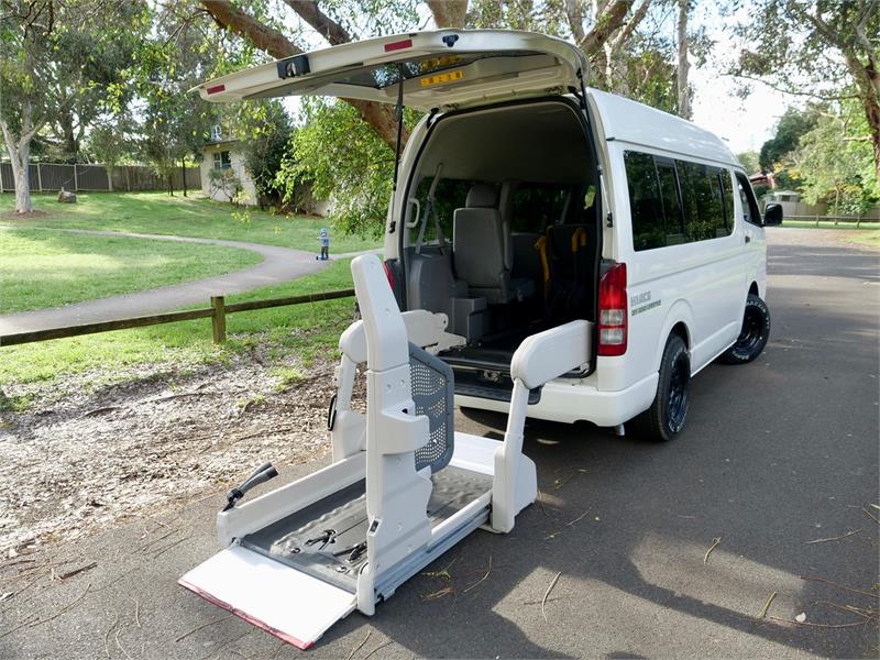 2006 TOYOTA HIACE H/R 2WD 6 SEATS AUTOMATIC VAN