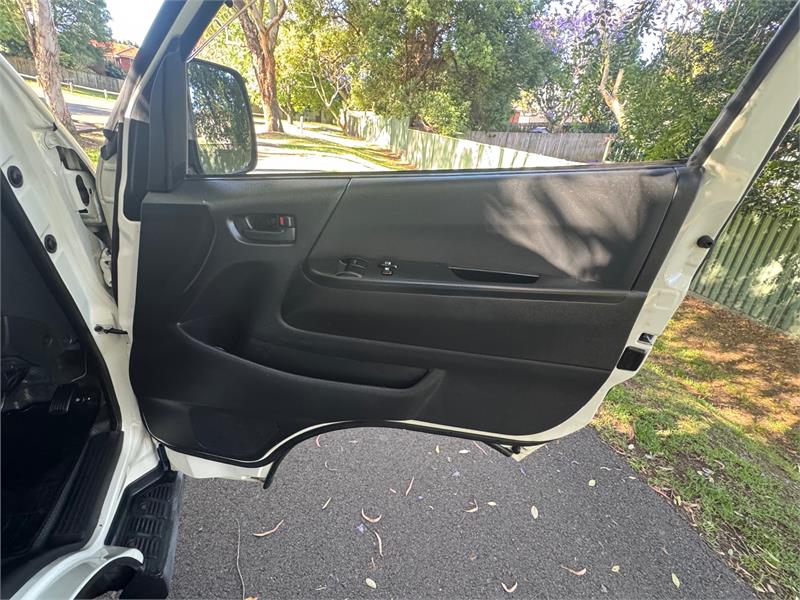 2015 TOYOTA HIACE KDH206R MY15 UPGRADE DX 6 SEATER AUTOMATIC WAGON