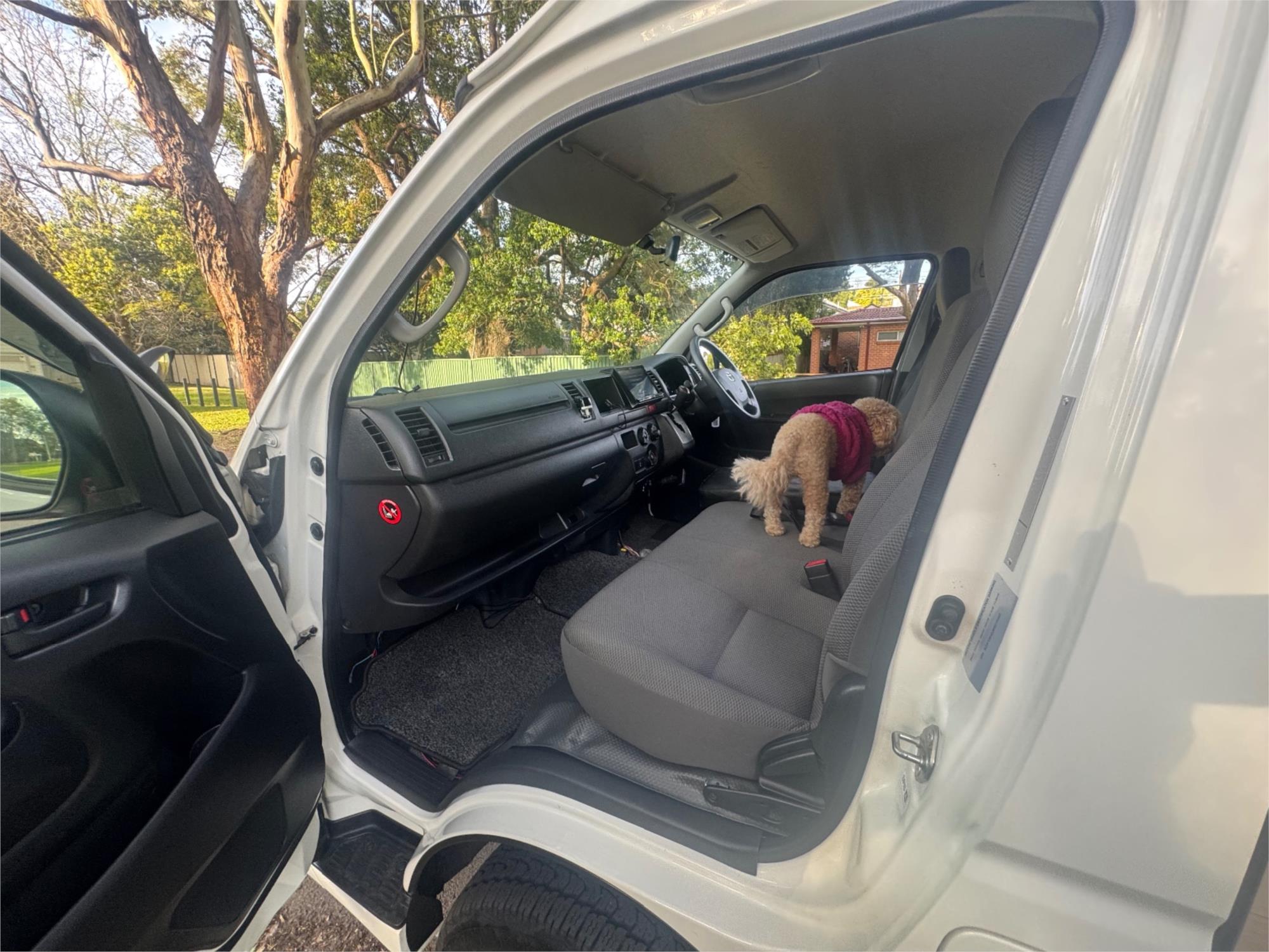 2015 TOYOTA HIACE AUTOMATIC VAN