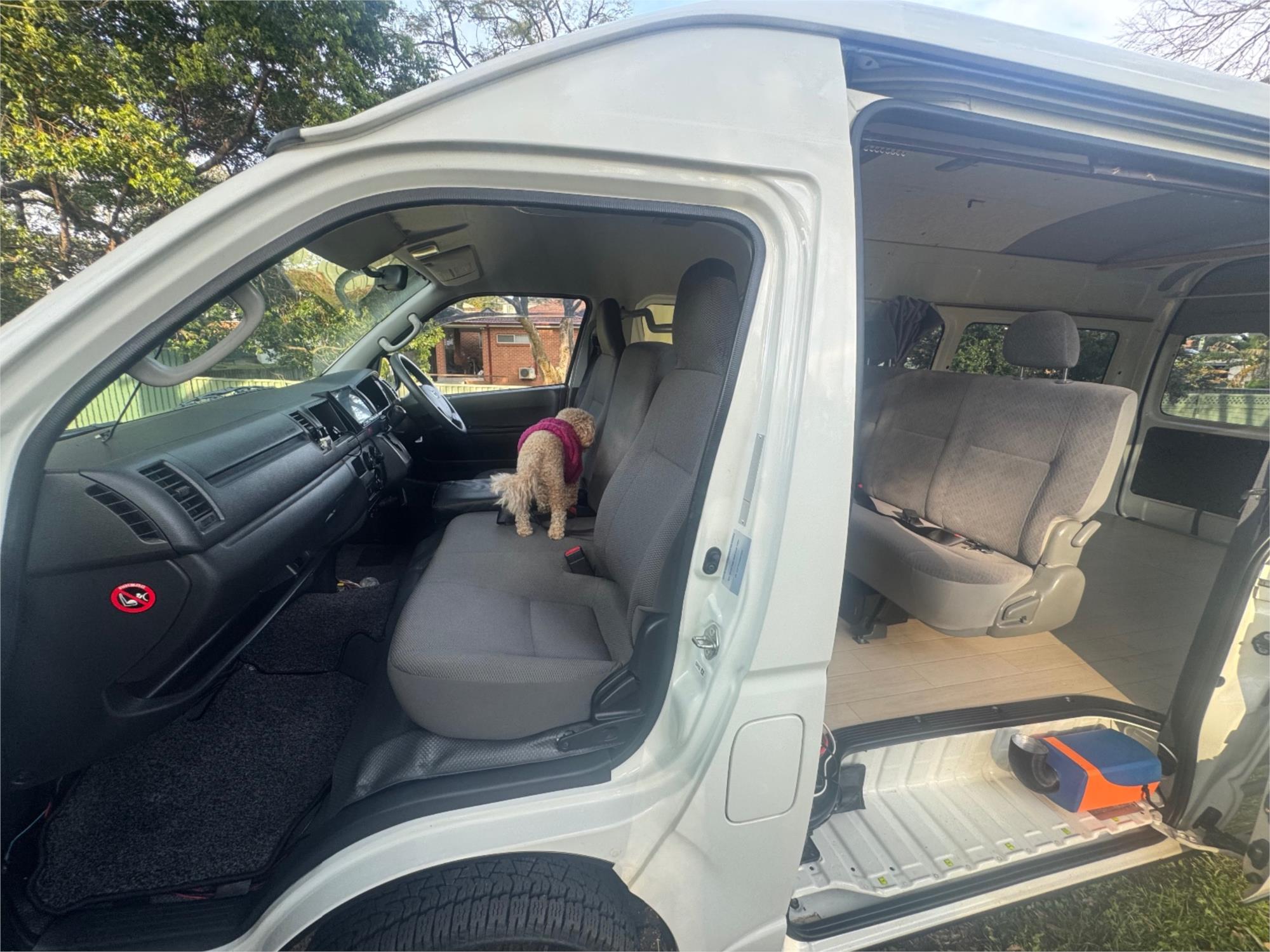 2015 TOYOTA HIACE AUTOMATIC VAN