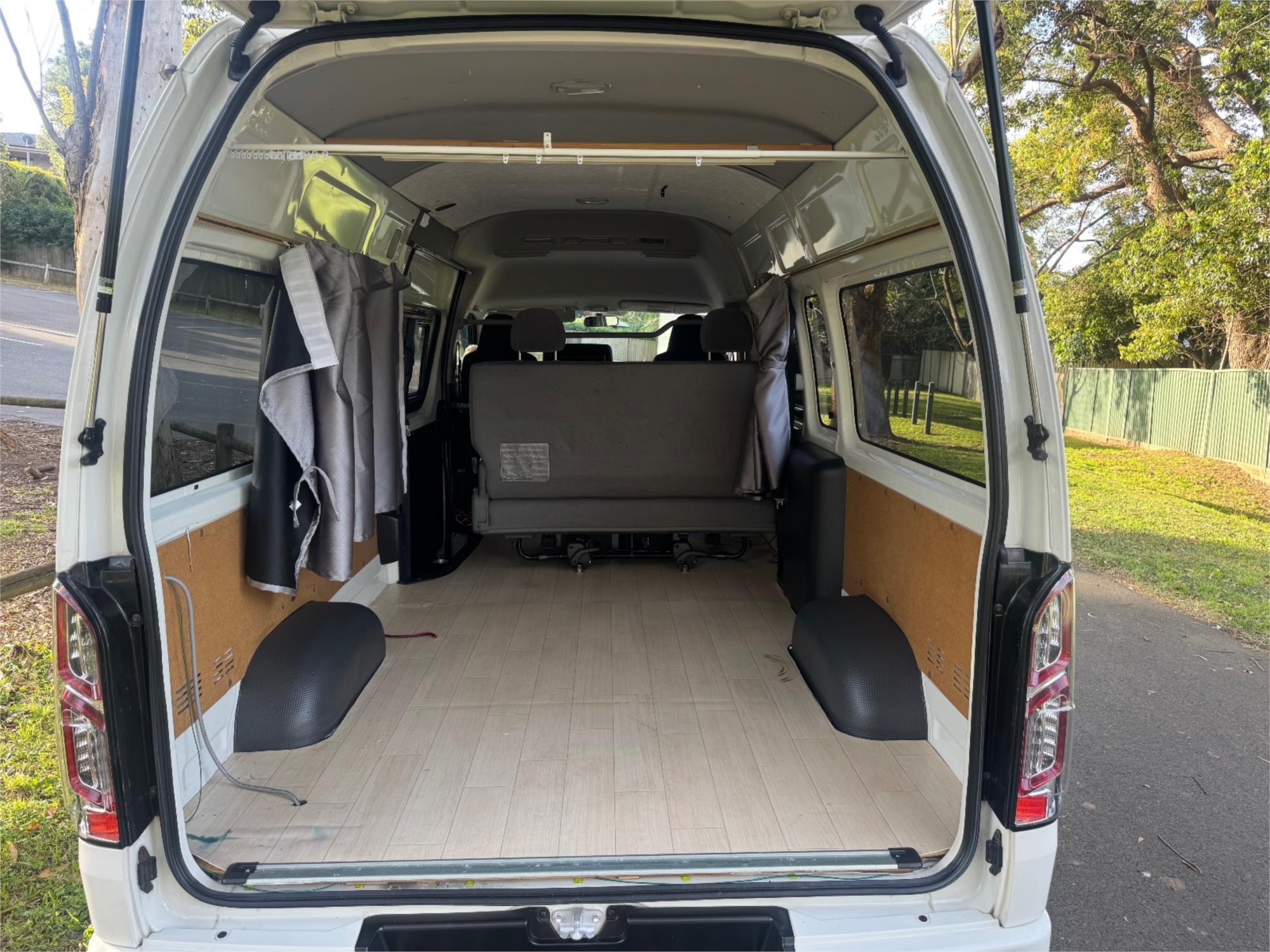 2015 TOYOTA HIACE AUTOMATIC VAN