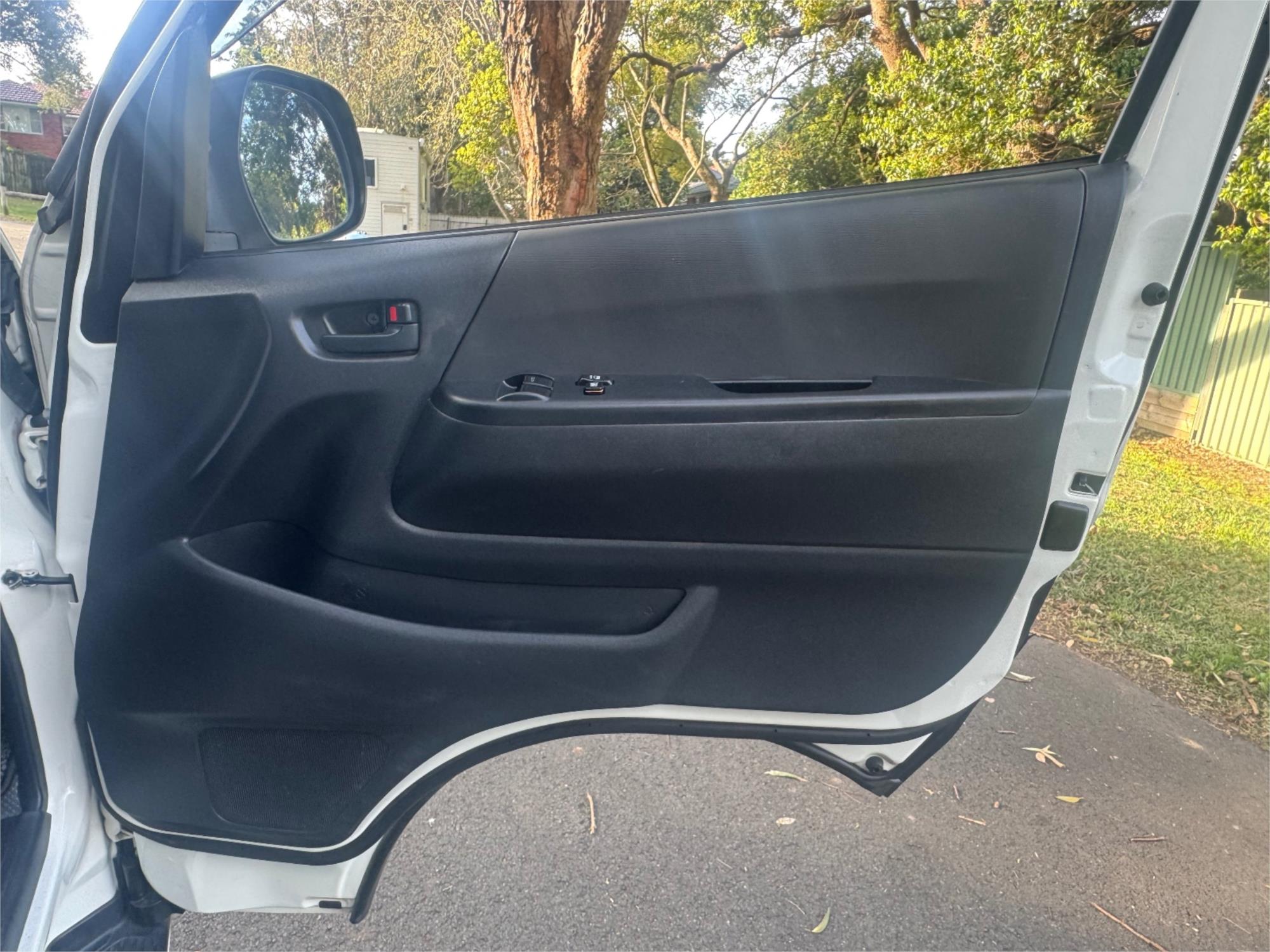 2015 TOYOTA HIACE AUTOMATIC VAN