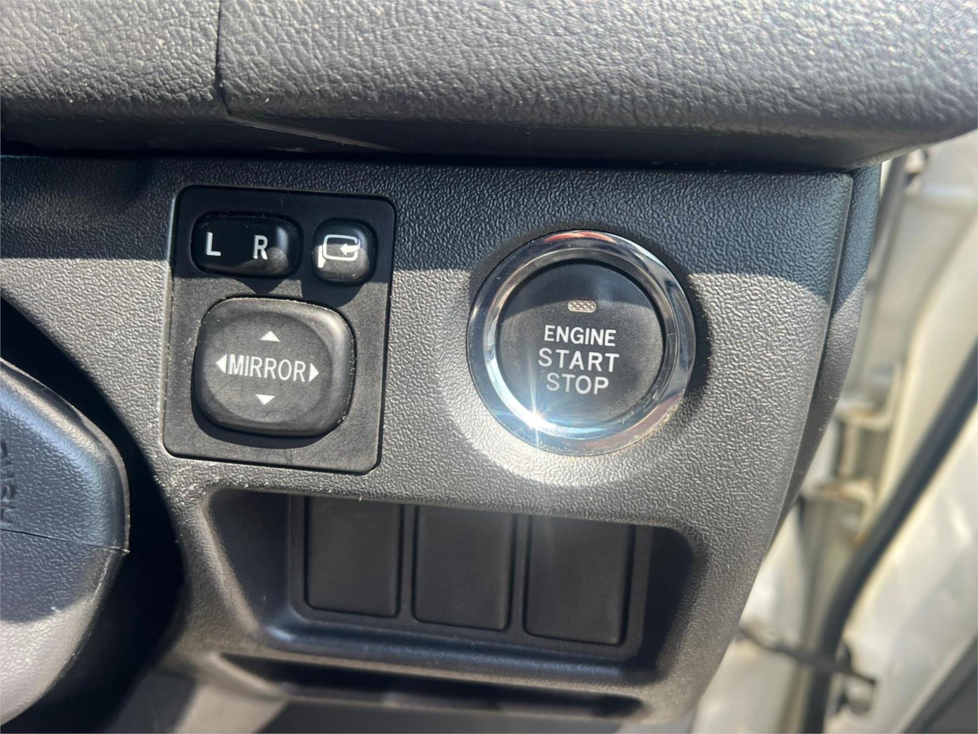 2015 TOYOTA HIACE AUTOMATIC VAN
